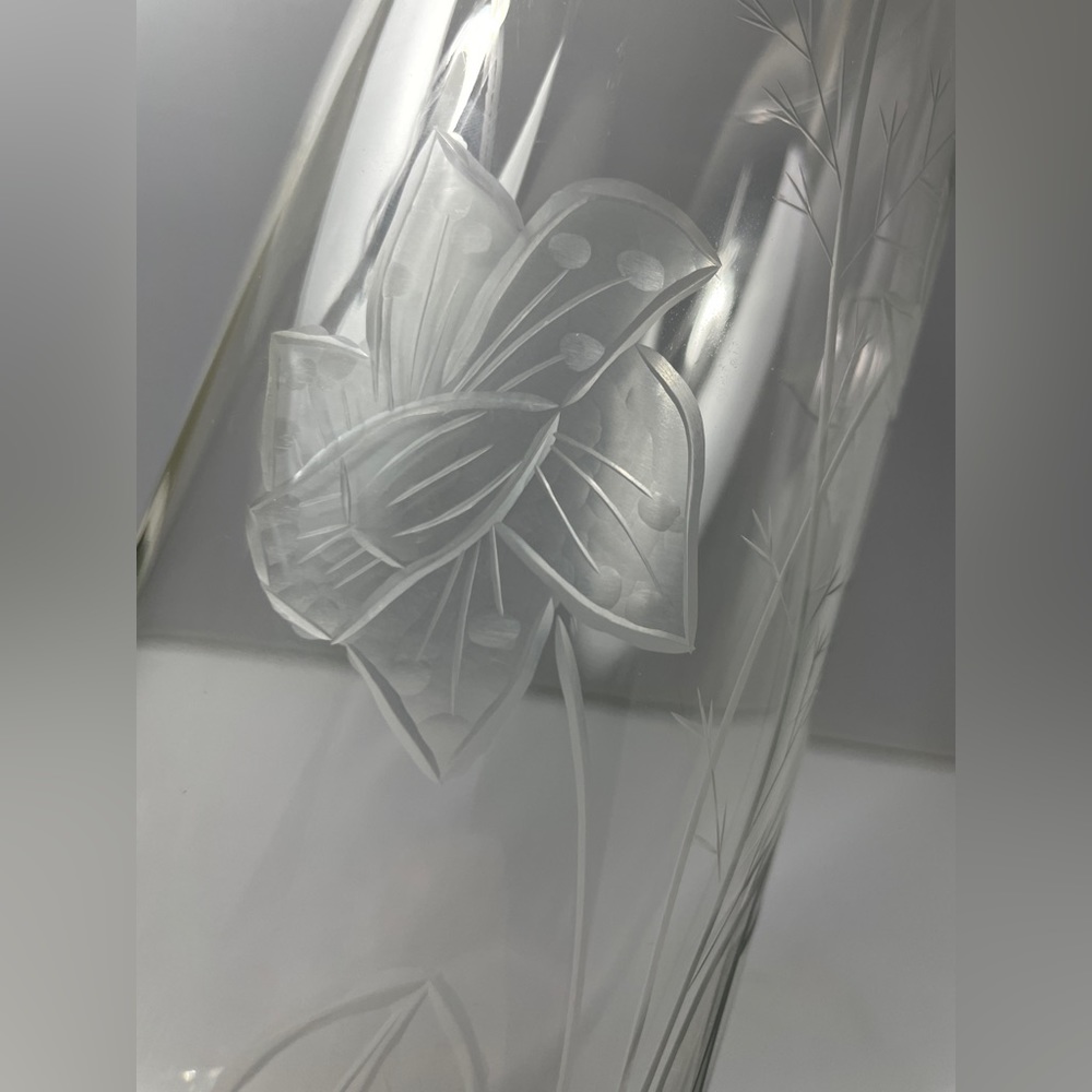 12” Gorgeous Vintage Etched Clear Glass Straight Side Cylinder Vase w/ Daffodils